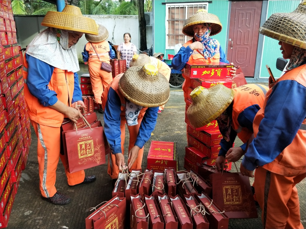 ? ?“中秋佳節(jié)、情暖職工” ? ? ? ? ?-----明佳集團黨支部及工會組織開展中秋慰問活動